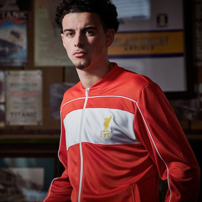 南野のリヴァプール、昔のスポンサー入り「超レトロなトラックジャケット」登場！｜写真6