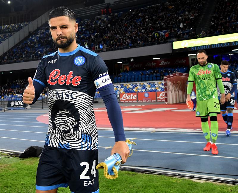 あの日から1年…ナポリ、マラドーナ氏を偲ぶ特別ユニフォームを発表｜写真5