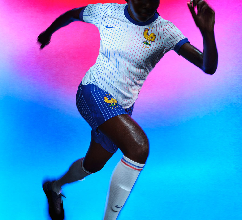 フランス代表、EURO2024に向けた新ユニフォームを発表！80年代「巨大エンブレム」が復活を果たす｜写真7