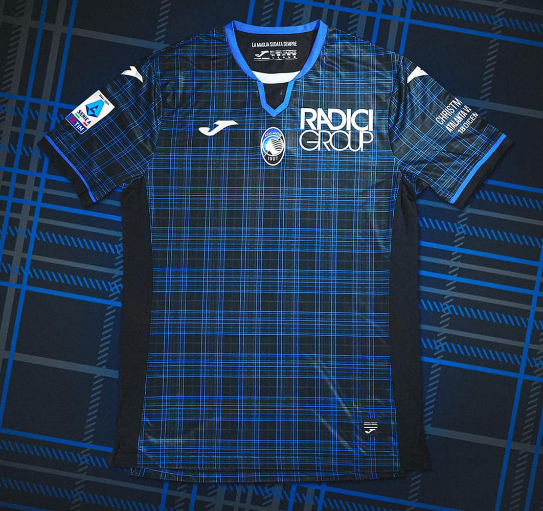 日本人選手も！近年「クリスマスユニフォーム」を着た欧州の5チーム｜写真3