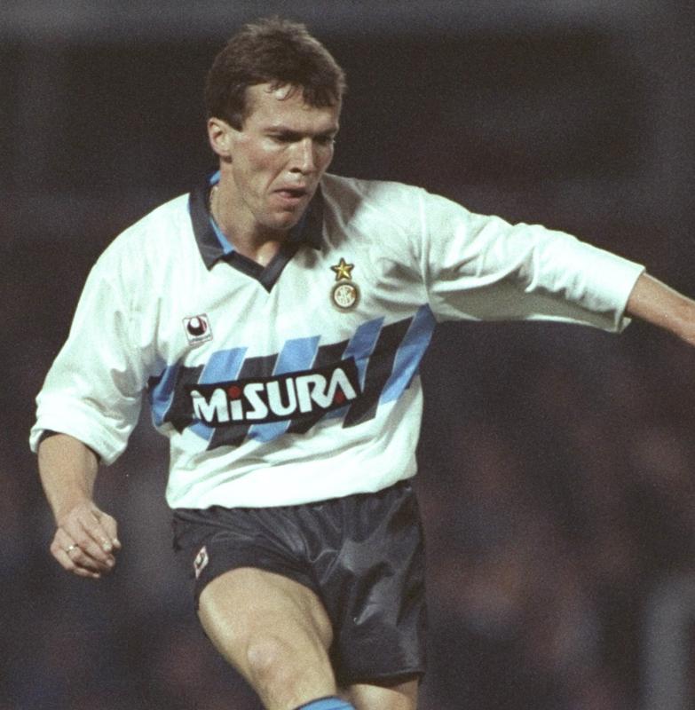 新ユニに採用？インテル、長友も着た「“強者”の斜めストライプ」ユニフォーム4選｜写真3