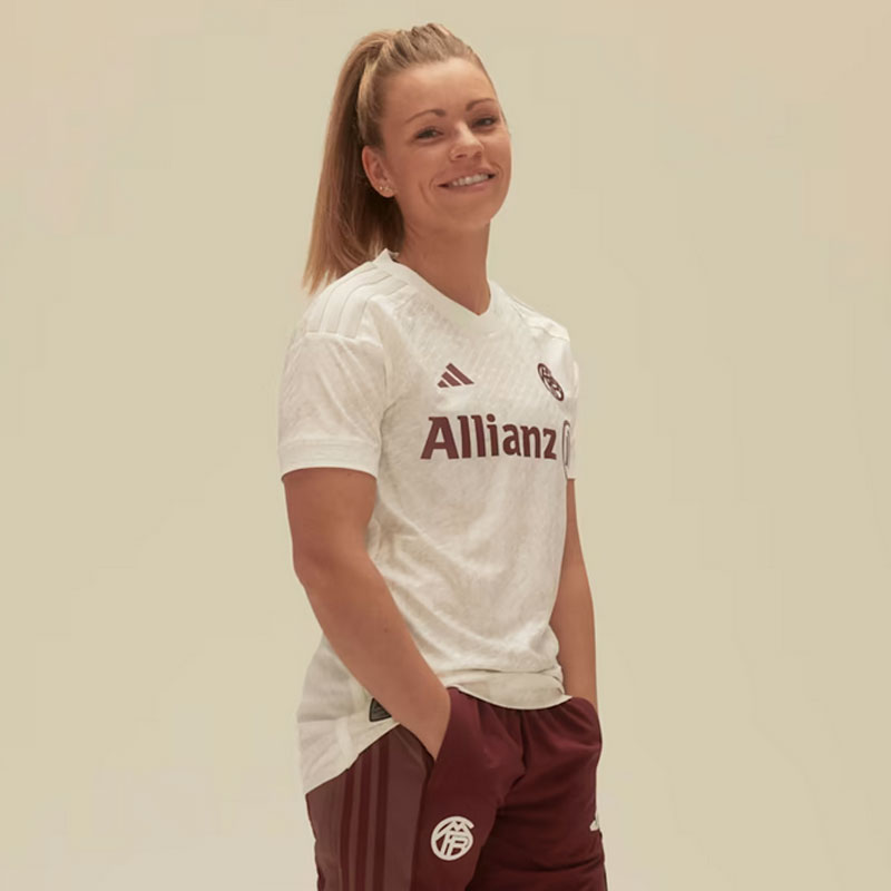 初代エンブレム復活！バイエルン、「CLモデル」の23-24新サードユニを発表　スーパー杯でデビューを果たす｜写真7