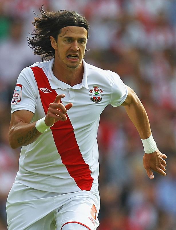 日本戦のペルー代表と同じ！世界各国の「タスキ柄」ユニフォーム10選｜写真8