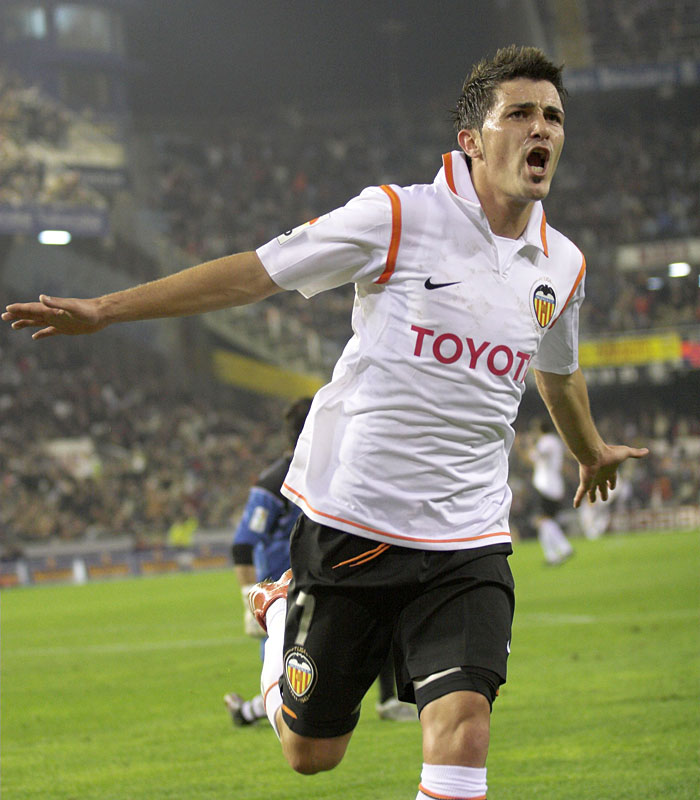 神戸移籍のダビド・ビジャ、「177ゴールを決めた名門時代」のユニフォーム｜写真3