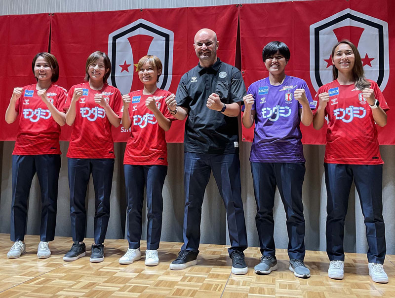 INAC神戸レオネッサ、23-24新ユニフォーム発表！2年ぶりの新作は“シェブロン”のシンプルデザイン｜写真6