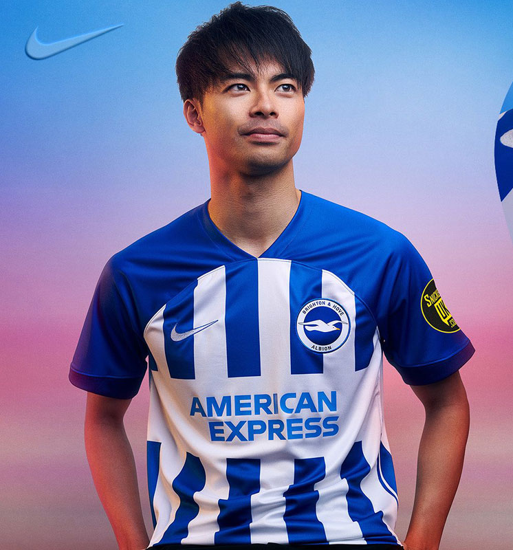 三笘薫が登場！ブライトンが23-24新ユニフォームを発表　久しぶりに“あのデザイン”が復活｜写真5