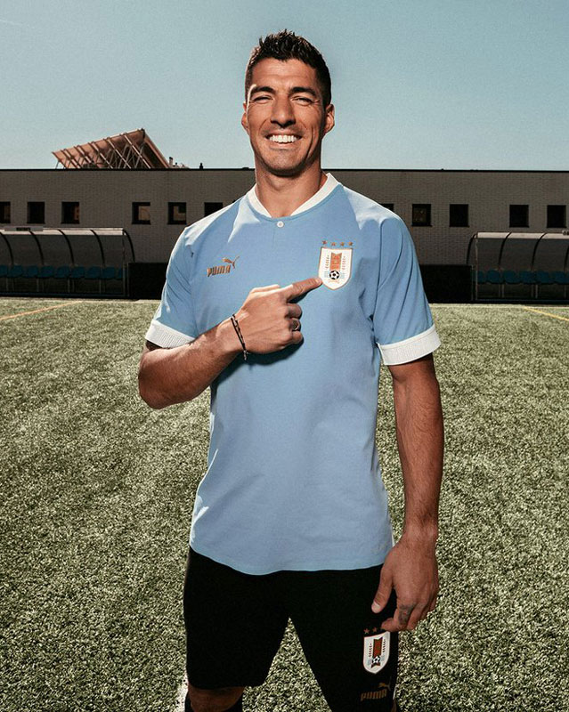 ウルグアイ代表、カタールW杯に向けた新ユニフォーム発表！クラシックな“ポロ襟”スタイル｜写真4