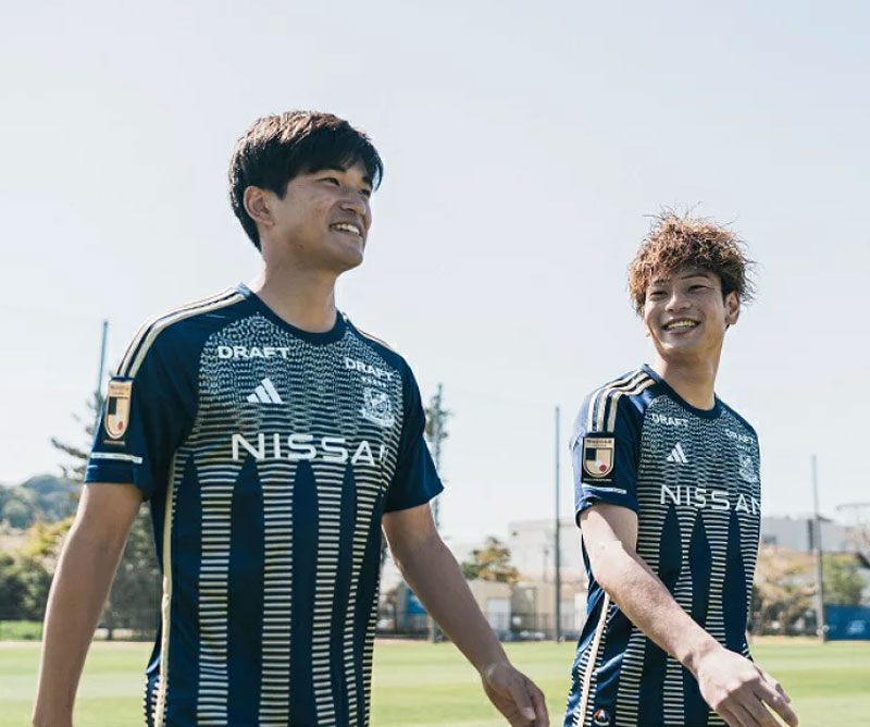 横浜F・マリノス、ゴージャスな夏限定ユニを発表！「歓喜のセレモニー」を美しくデザイン｜写真4