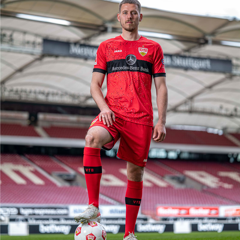 遠藤航がモデル！シュトゥットガルト、2021-22アウェイユニフォームを発表｜写真6