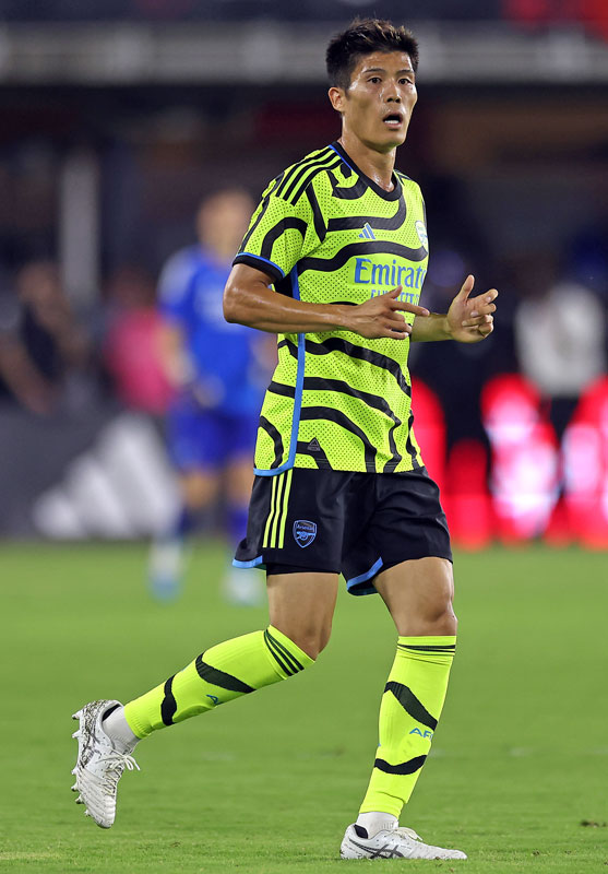 冨安健洋も着た！アーセナルが23-24新アウェイユニを発表　“地図”を描く衝撃デザイン｜写真4