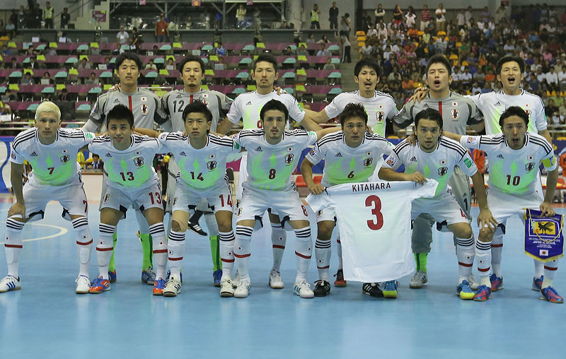 日本代表の歴代ユニフォームを見る！2012年「結束の一本線モデル」｜写真18