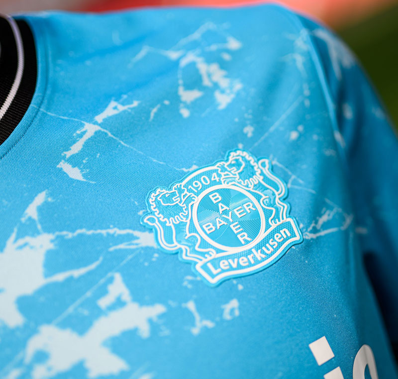 好調レヴァークーゼン、美ブルーの新サードユニ登場！「3本の川」で地域をデザイン｜写真4