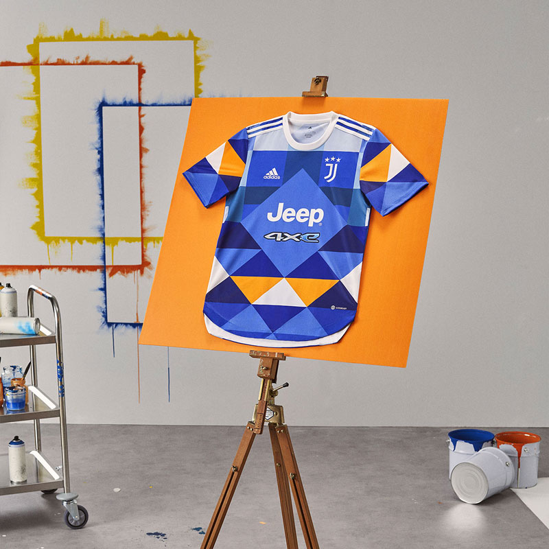 ホームで着用！ユヴェントス、「芸術家とコラボ」の新ユニフォームを発表｜写真5