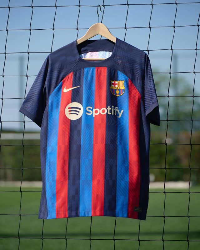 胸ロゴはサブスク「Spotify」に！バルセロナが2022-23新ユニフォームを発表｜写真6