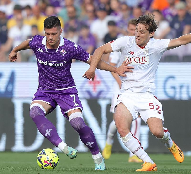 フィオレンティーナが23-24新ユニを発表 「永遠のキャプテン」アストーリに敬意を捧げた一着｜写真6