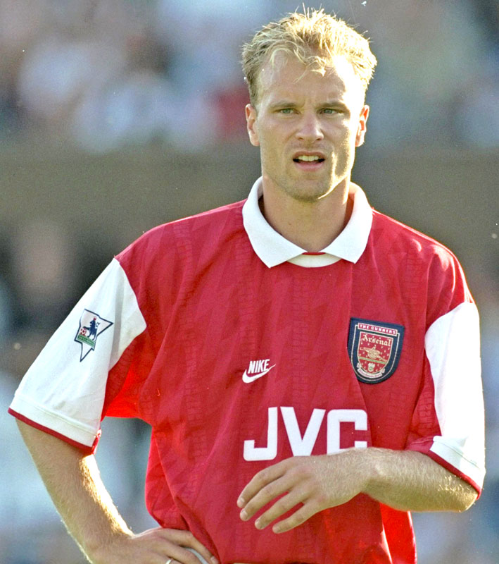 アーセナル、2022-23新ユニフォーム発表！デザインは90年代「稲妻・白襟」｜写真5