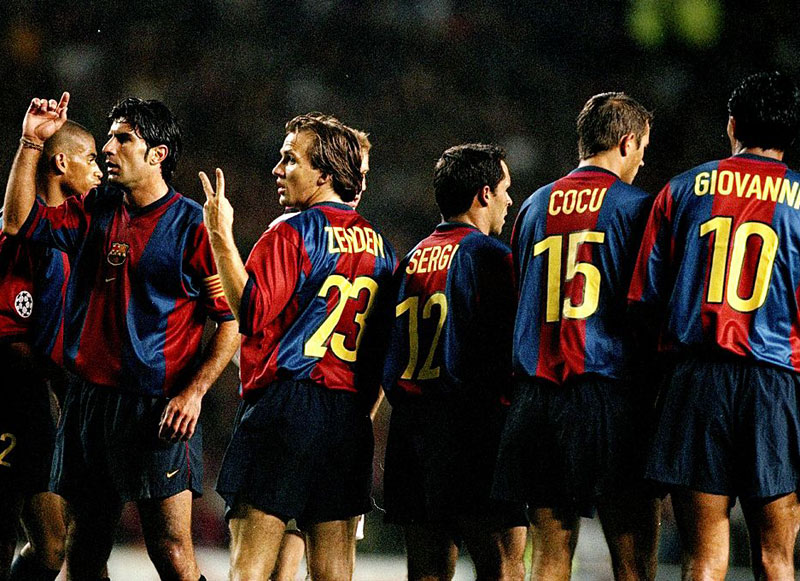 バルセロナ、98-99ユニフォームのリメイク版を発表！オリジナルの画像も掲載｜写真7