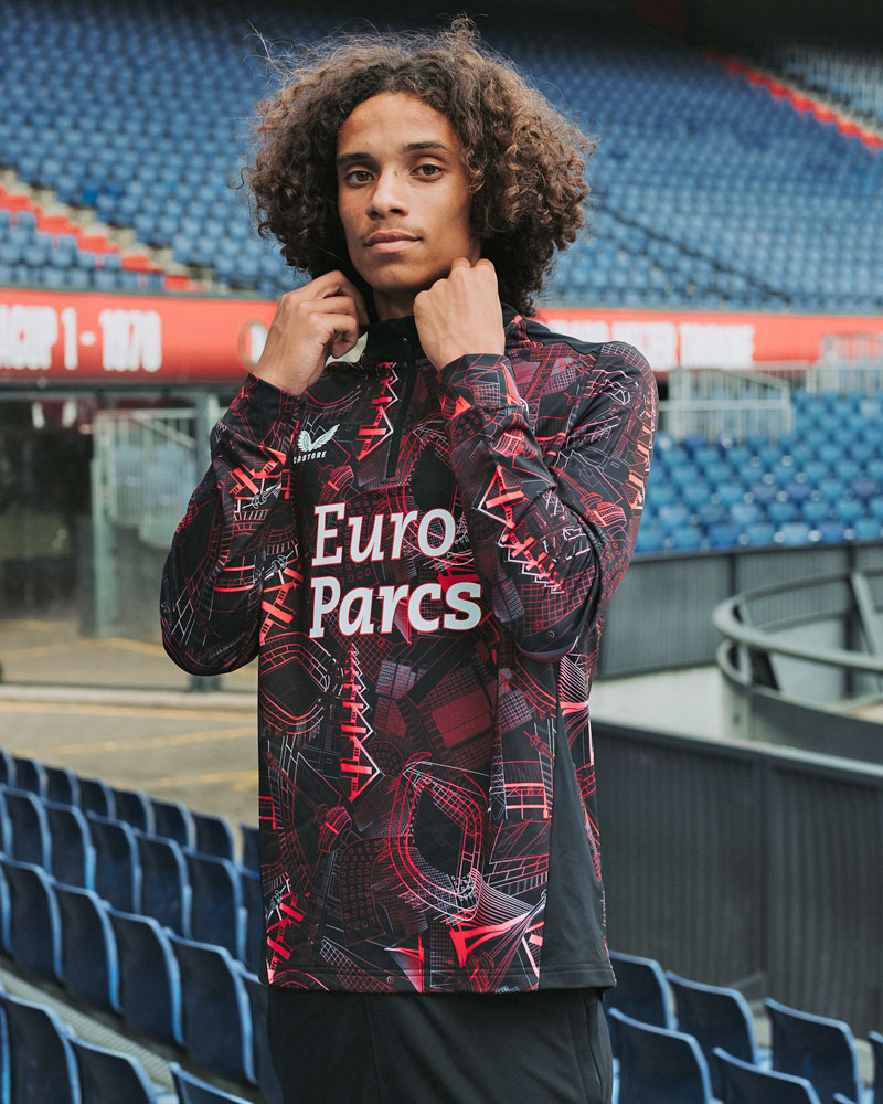 上田綺世のフェイエノールトに“デ・カイプ”を描く「スタジアム・コレクション」登場！美グラフィックが大人気に｜写真7