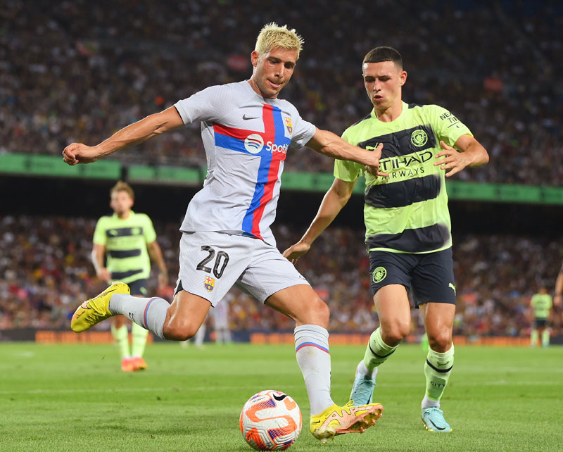 バルセロナ、「十字勲章30周年」の22-23新サードユニフォーム発表！色は“復活のグレー”｜写真8