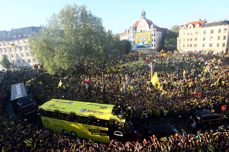 ドルトムントが23-24新アウェイユニを発表！「香川真司も英雄パレード」の聖地を描く｜写真4
