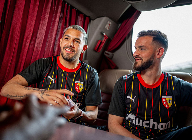 CL出場のRCランス、23-24新ユニフォーム発表！斬新な「ユニ宣伝動画」が面白すぎる｜写真5