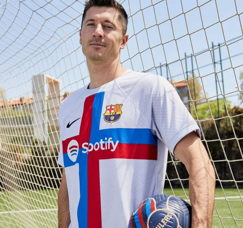 バルセロナ、「十字勲章30周年」の22-23新サードユニフォーム発表！色は“復活のグレー”｜写真7