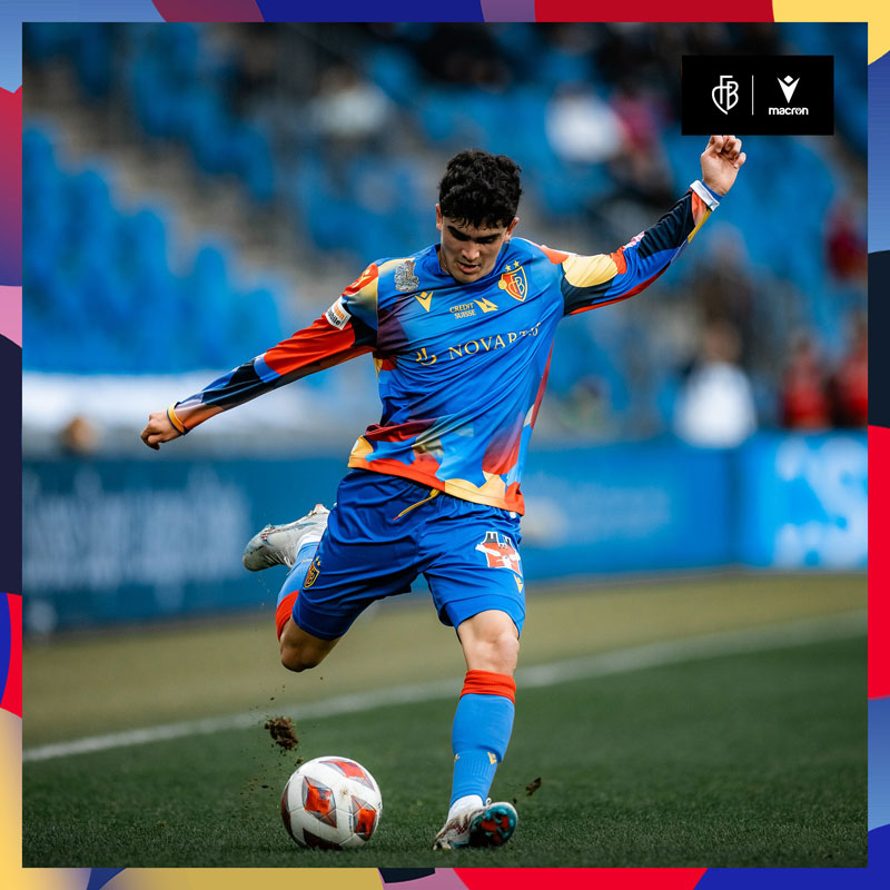 奇抜かわいい！名門バーゼル、カーニバルを祝う「スペシャル長袖ユニフォーム」発表｜写真5