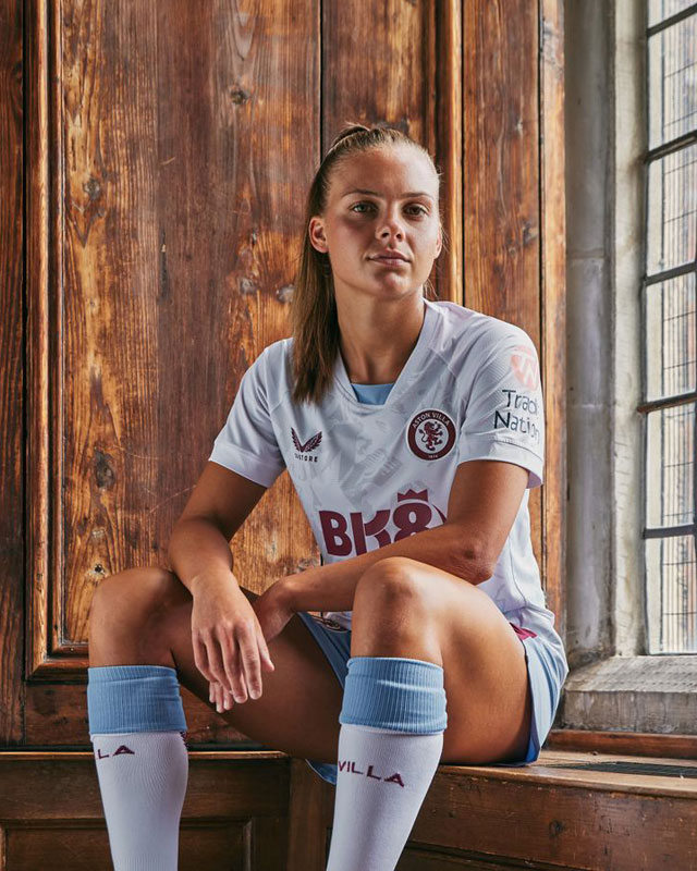 誇り高き“歴史”をデザイン！アストン・ヴィラ、23-24新アウェイユニは「伝説チームへの敬意」｜写真6