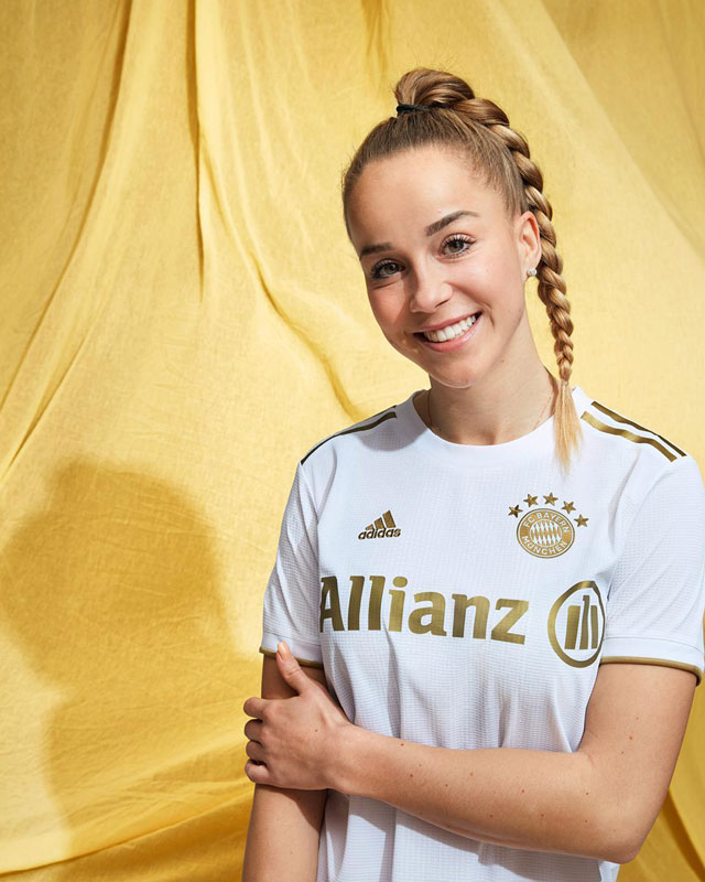 バイエルン、2022-23新アウェイユニフォーム発表！初の「ホワイト×ゴールド」デザイン｜写真6