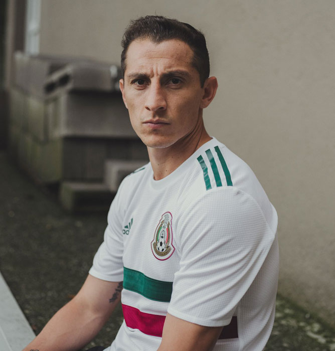 メキシコ代表、W杯アウェイユニフォームを発表！胸に「国の誇り」｜写真6