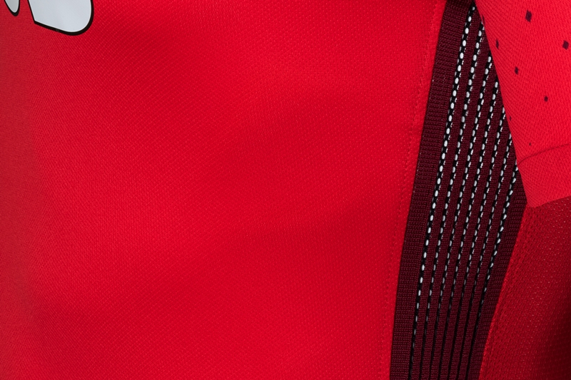 浦和レッズ、2018新ユニフォームを発表！今年は肩に「ダイヤモンド」｜写真5