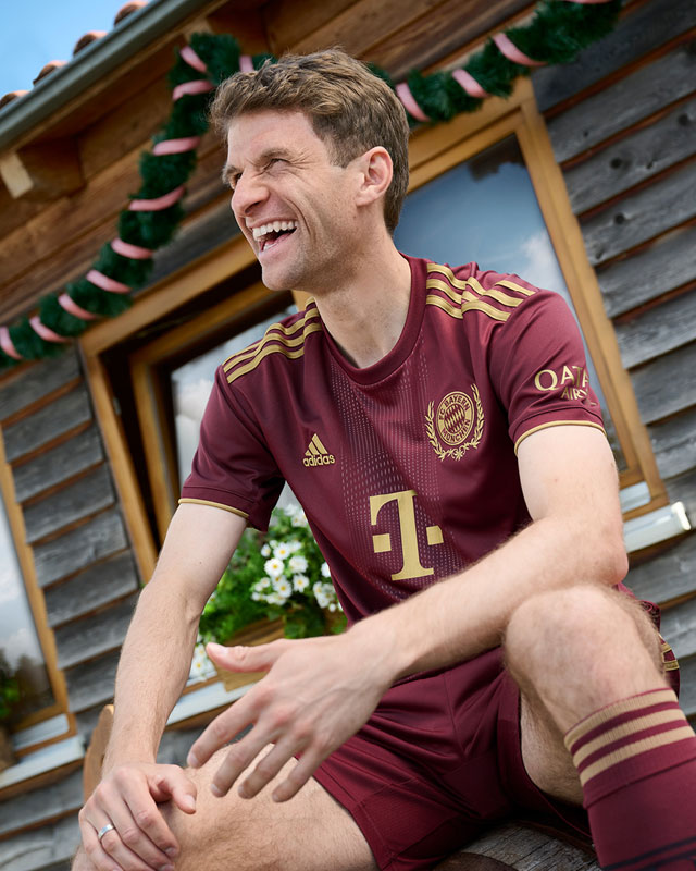 バイエルン、2022-23特別ユニフォームを発表！伝統「オクトーバーフェスト」を祝う｜写真6