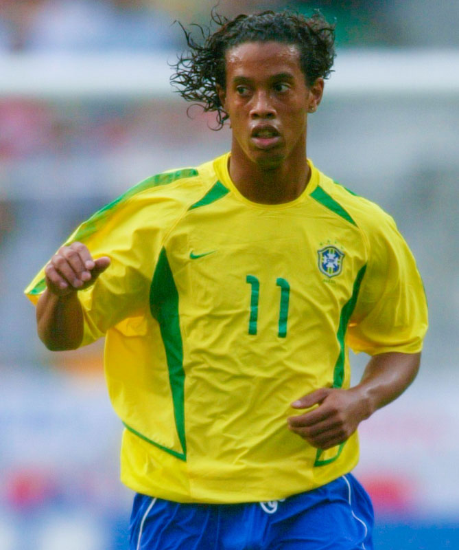 逮捕のロナウジーニョ、選手時代を「かっこいいユニフォーム姿」で振り返る｜写真8