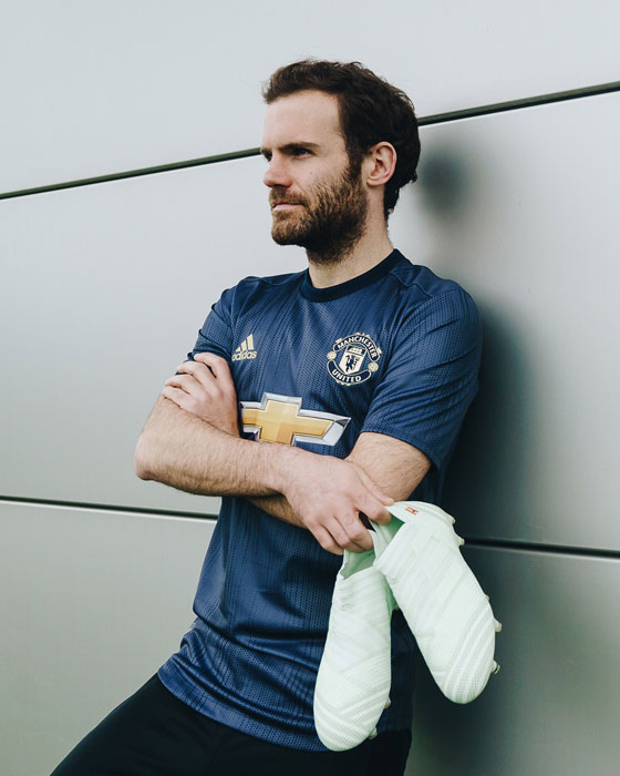 マンチェスター・U、「優勝50周年記念」の2018-19新サードユニフォームを発表！｜写真8