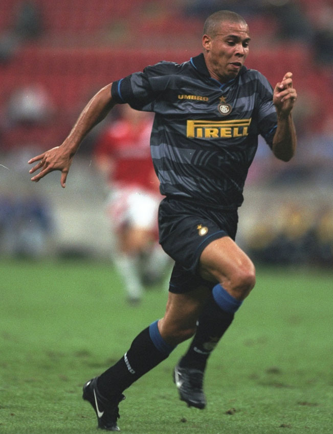 インテル、2020-21新サードユニフォーム発表！デザインは「あの懐かしユニ」｜写真4