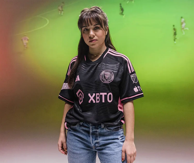 メッシが着たらどう見える？インテル・マイアミ、23-24新ユニは“眠らない街”の黒×ピンクに｜写真5