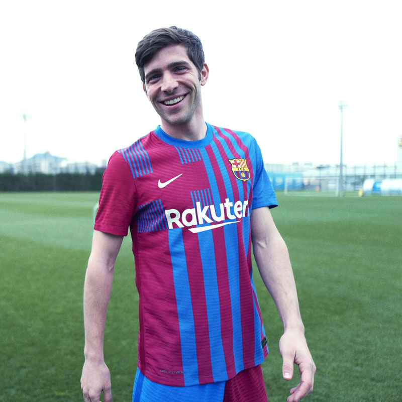 バルセロナ、2021-22新ユニフォーム発表！“エスクード”を大胆に描く｜写真4