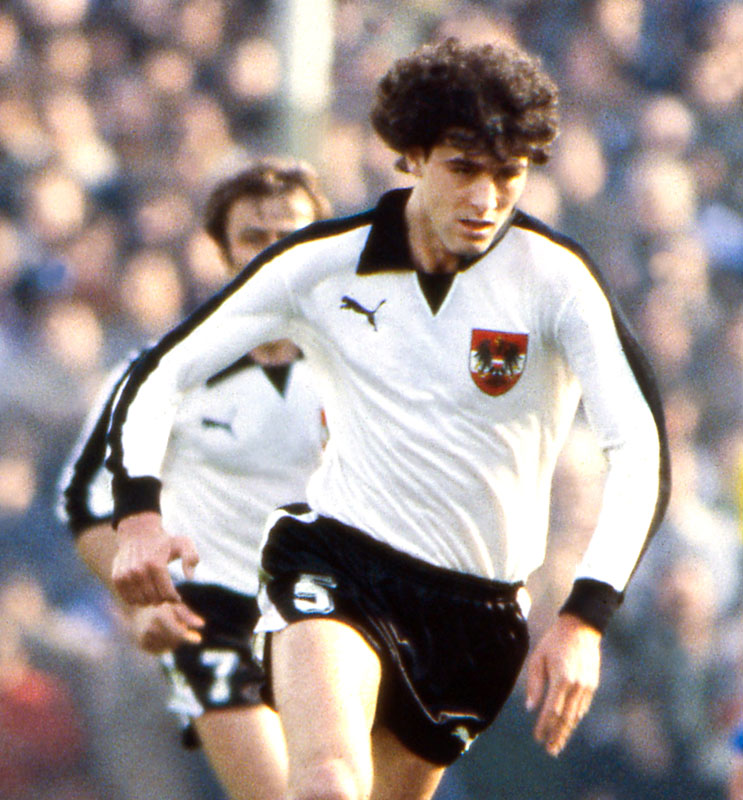 長袖が大活躍！“冬のW杯”の「お洒落なレトロユニフォーム」8選｜写真2