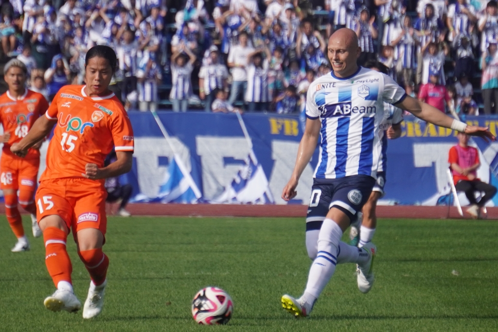 J2モンテディオ山形FWディサロ燦シルヴァーノが4試合連続得点で今季初の5連勝に大貢献！不敗神話に「全試合決めたいと思います」｜写真5