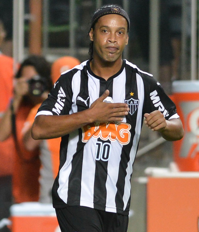 逮捕のロナウジーニョ、選手時代を「かっこいいユニフォーム姿」で振り返る｜写真5