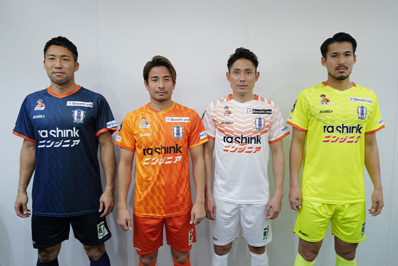愛媛FC、2023新ユニフォーム発表！鎖骨に『アオアシ』キャラが登場｜写真8