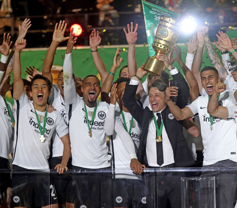 フランクフルト、DFBポカール「決勝戦限定ユニフォーム」が登場！鎌田大地“最後のユニ”に｜写真5