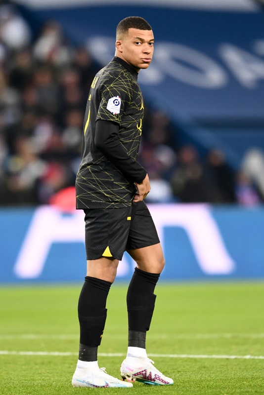 エムバペ、最新スパイクはNIKE「マーキュリアル」25周年モデル！カタールW杯後の変遷がすごい｜写真5