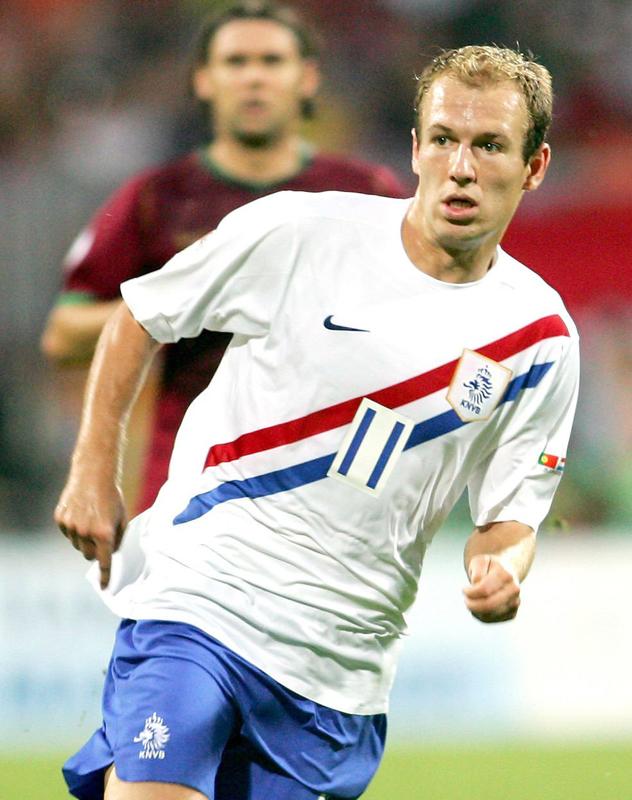 日本戦のペルー代表と同じ！世界各国の「タスキ柄」ユニフォーム10選｜写真4