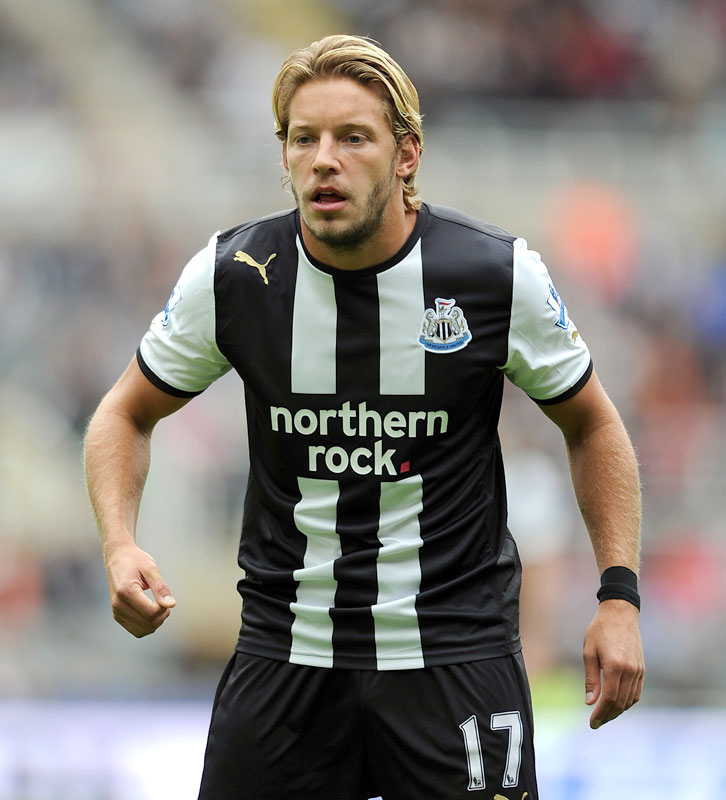 武藤嘉紀の新天地、ニューカッスルの「25年間分のホームキット」をまとめて見る｜写真15