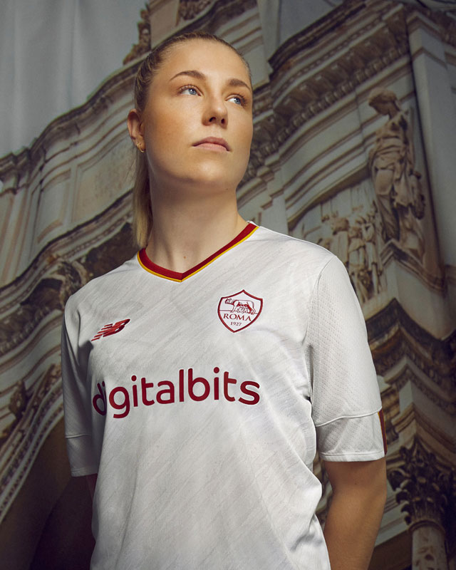 ローマが22-23新アウェイユニフォームを発表！気品ある「新古典主義」デザイン｜写真7