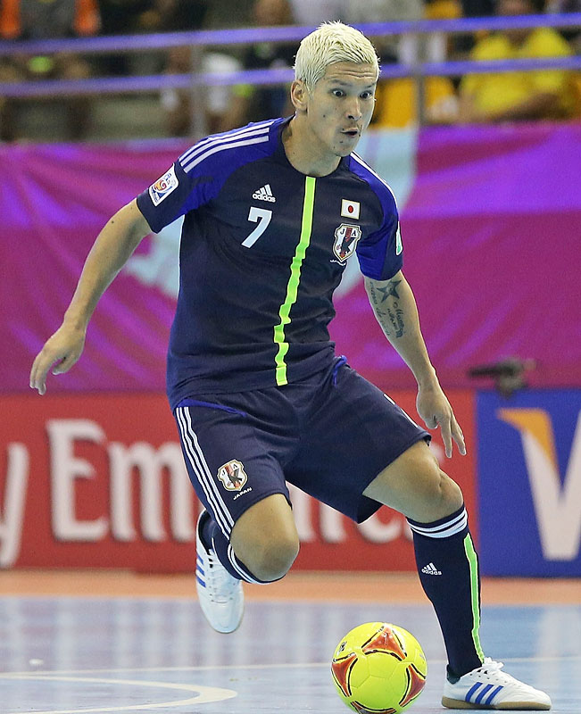 日本代表の歴代ユニフォームを見る！2012年「結束の一本線モデル」｜写真17