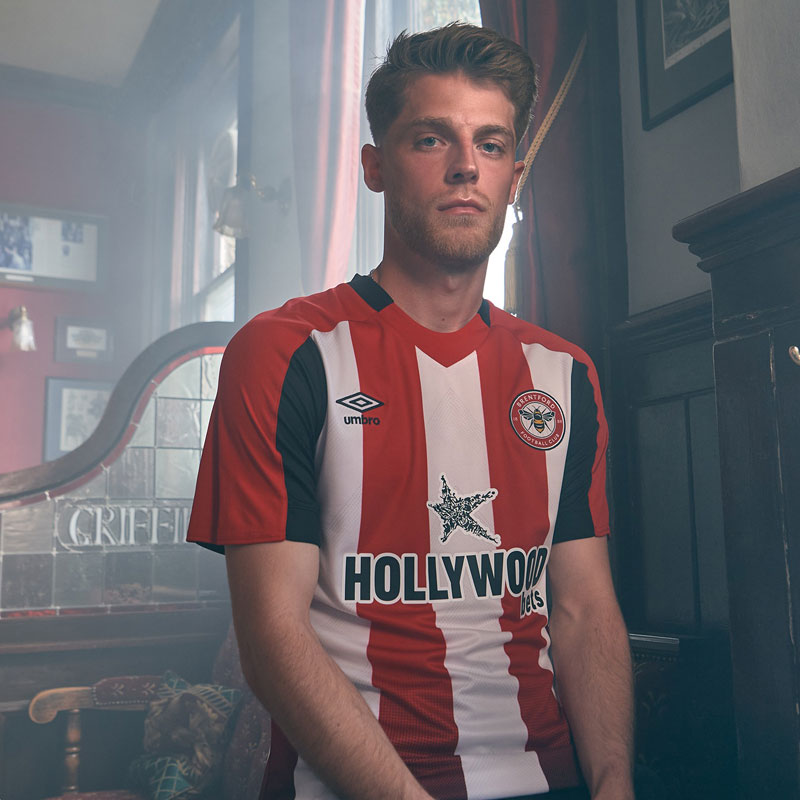 ブレントフォードに“2023-25”新ユニが登場！2シーズン着る理由は「財布と環境に優しく」｜写真5