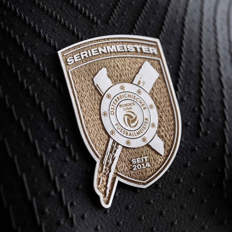 レッドブル・ザルツブルク、「10連覇記念」限定ユニ登場！“レッドブル缶”が豪華2本付き｜写真5