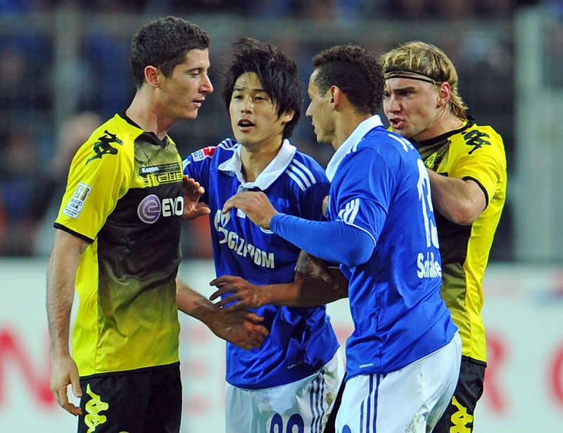 内田篤人、バチバチ戦った「ルールダービーでのユニフォーム姿」まとめ｜写真4